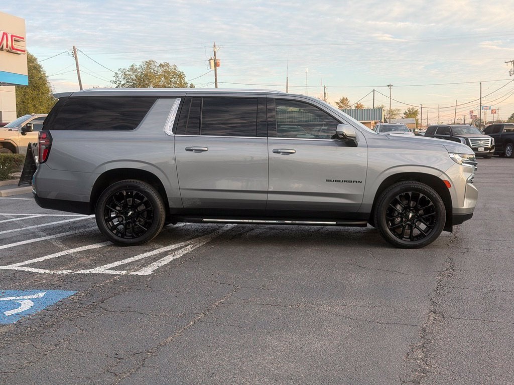 2023 Chevrolet Suburban LT