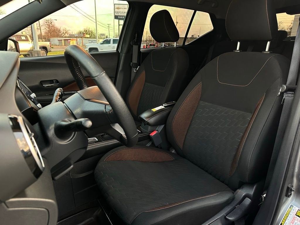 2023 Nissan Kicks SR