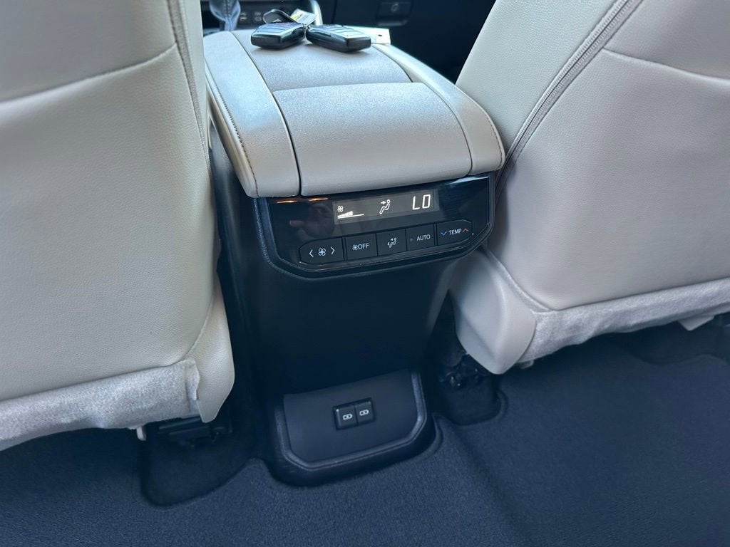 2025 Toyota Highlander LE